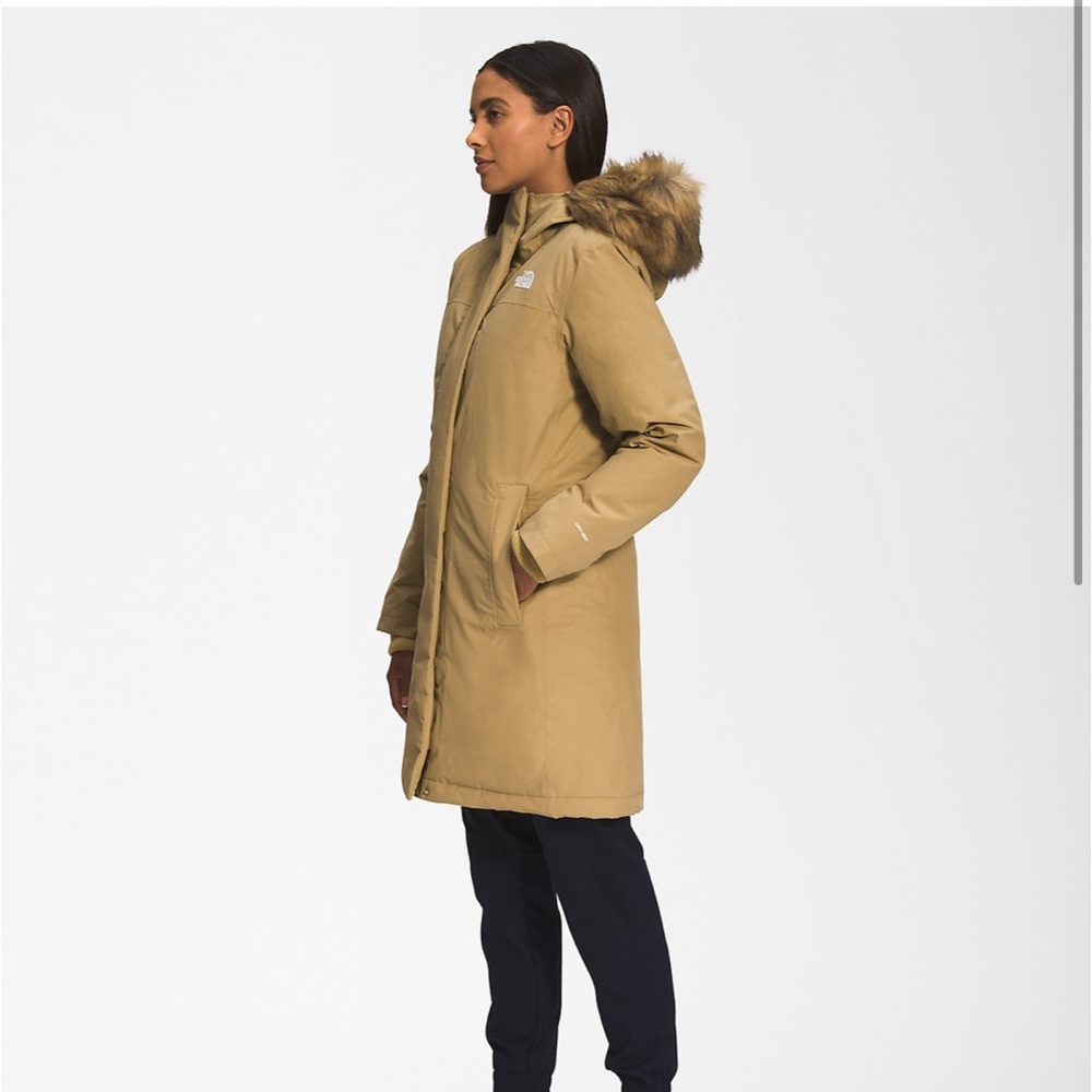 The North Face Women’s Insulated Parka - Picture 6 of 10